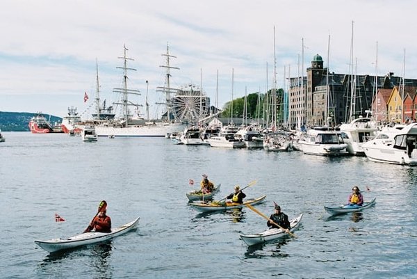 Quelle est la meilleure façon d'explorer les fjords norvégiens en kayak ?