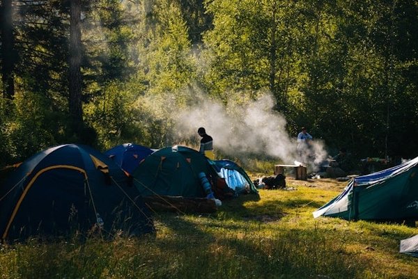 Quelles sont les précautions à prendre pour un camping dans une zone de conservation de la faune ?